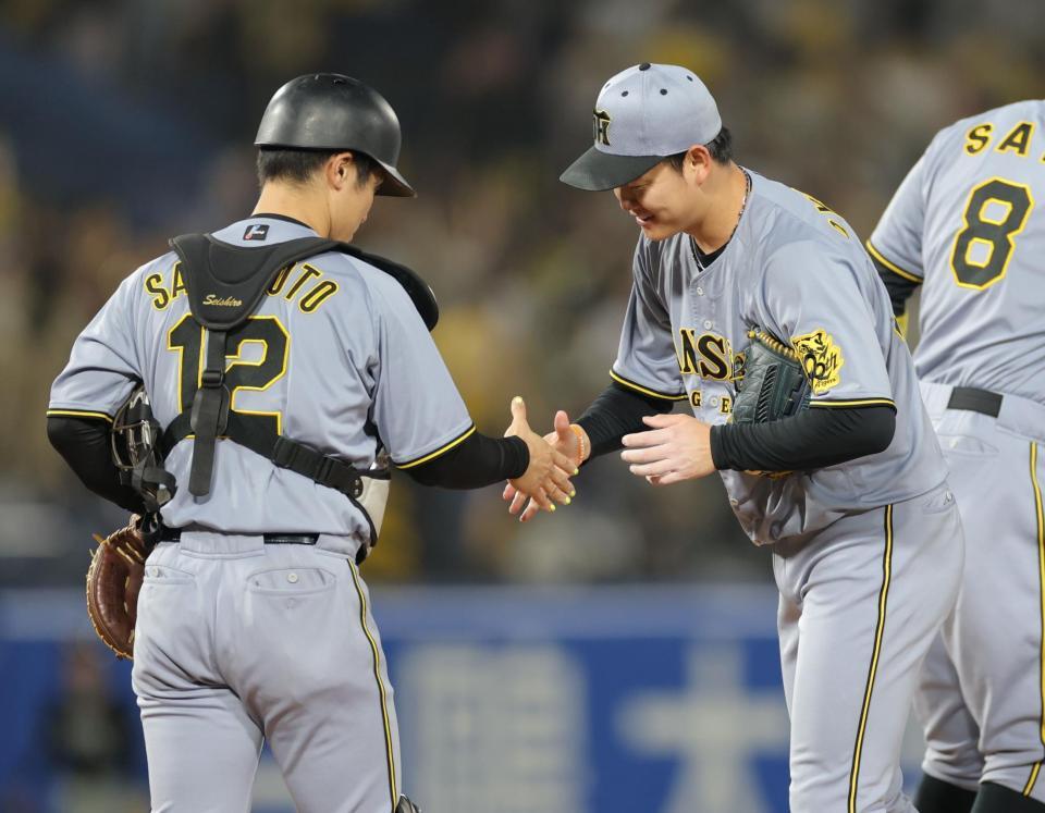 　最後を締め、坂本（左）と握手する及川（撮影・西岡正）