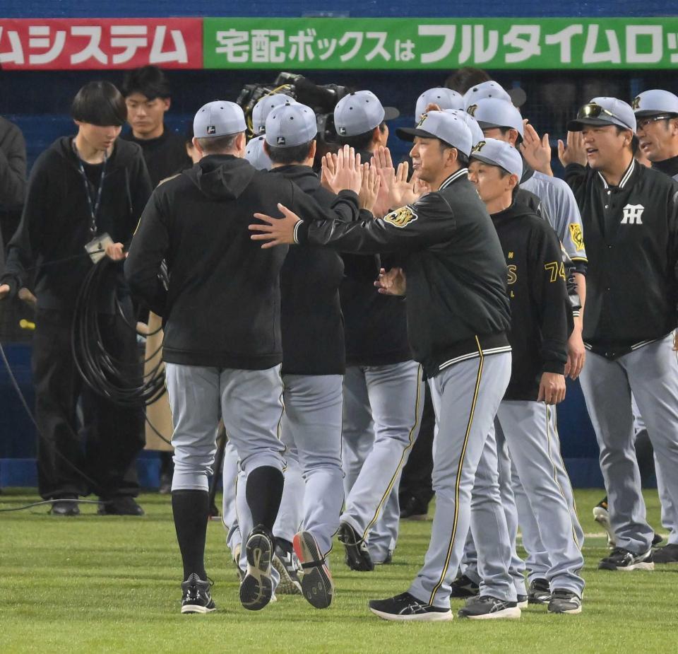 　延長戦を制し、先発のビーズリー（中央左）をねぎらう藤川監督（同右）＝撮影・伊藤笙子