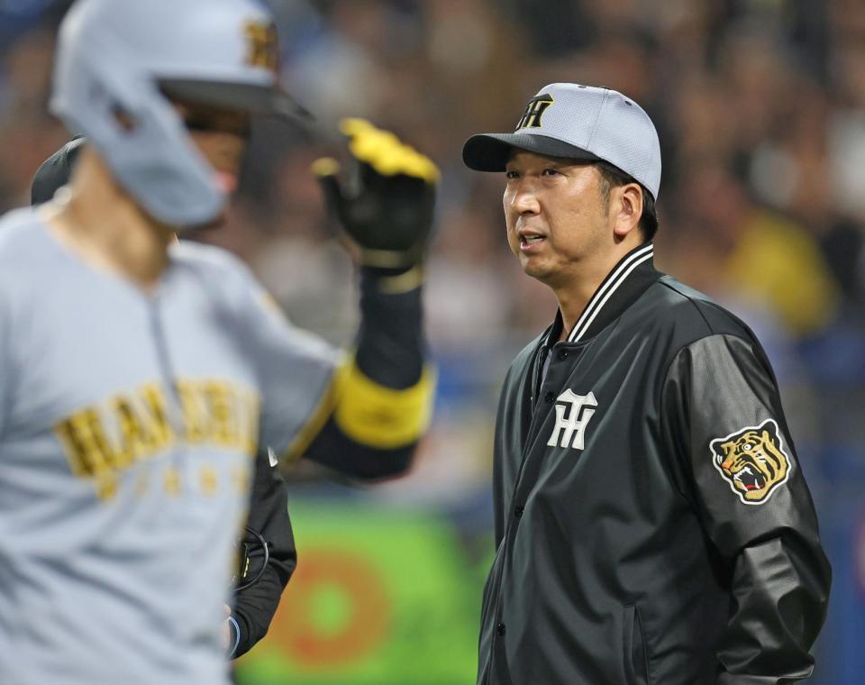 　５回表の攻撃を終え、選手交代を告げる藤川監督。手前は空振り三振に倒れた佐藤輝（撮影・中田匡峻）