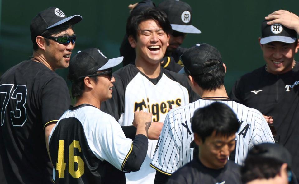 　投手陣の輪に加わる島本（左から２人目）（撮影・北村雅宏）