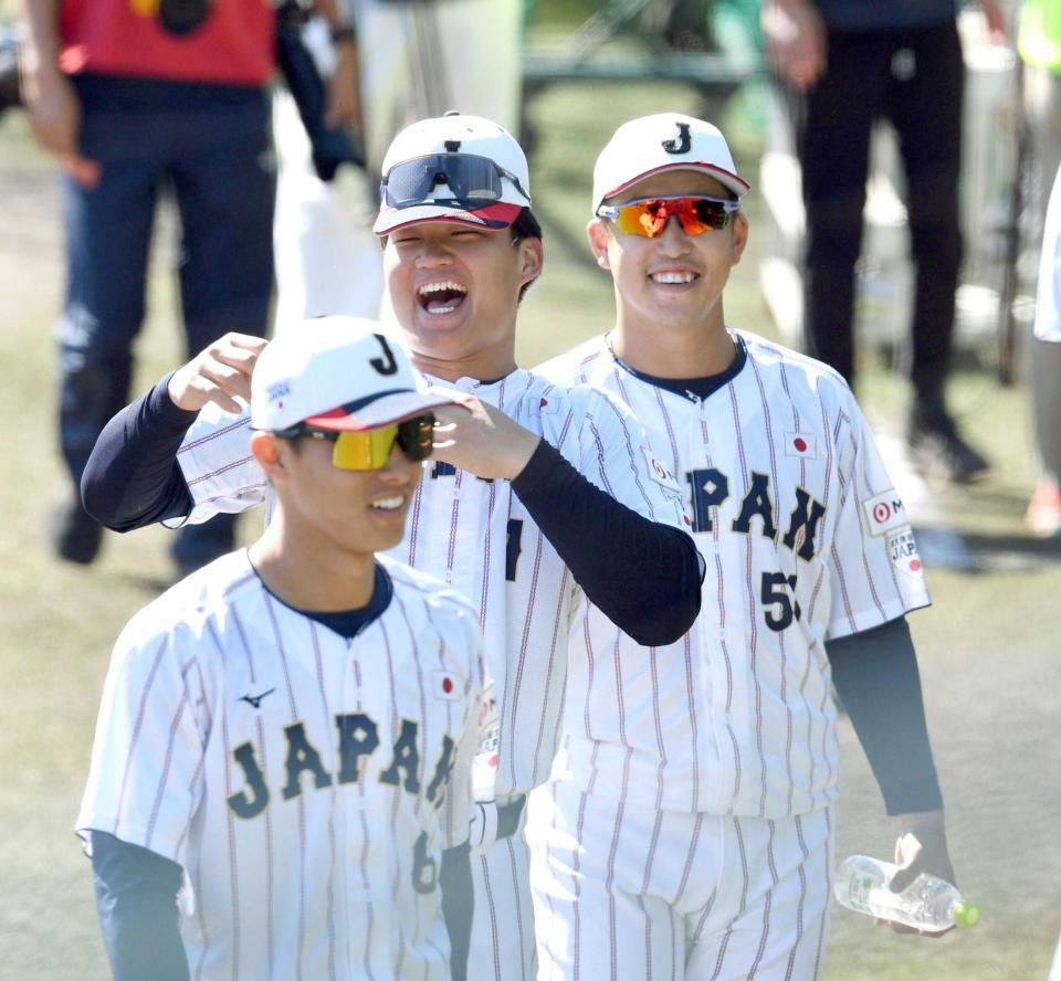 阪神 森下翔太が広島・小園海斗の肩をモミモミ 侍ジャパンでは