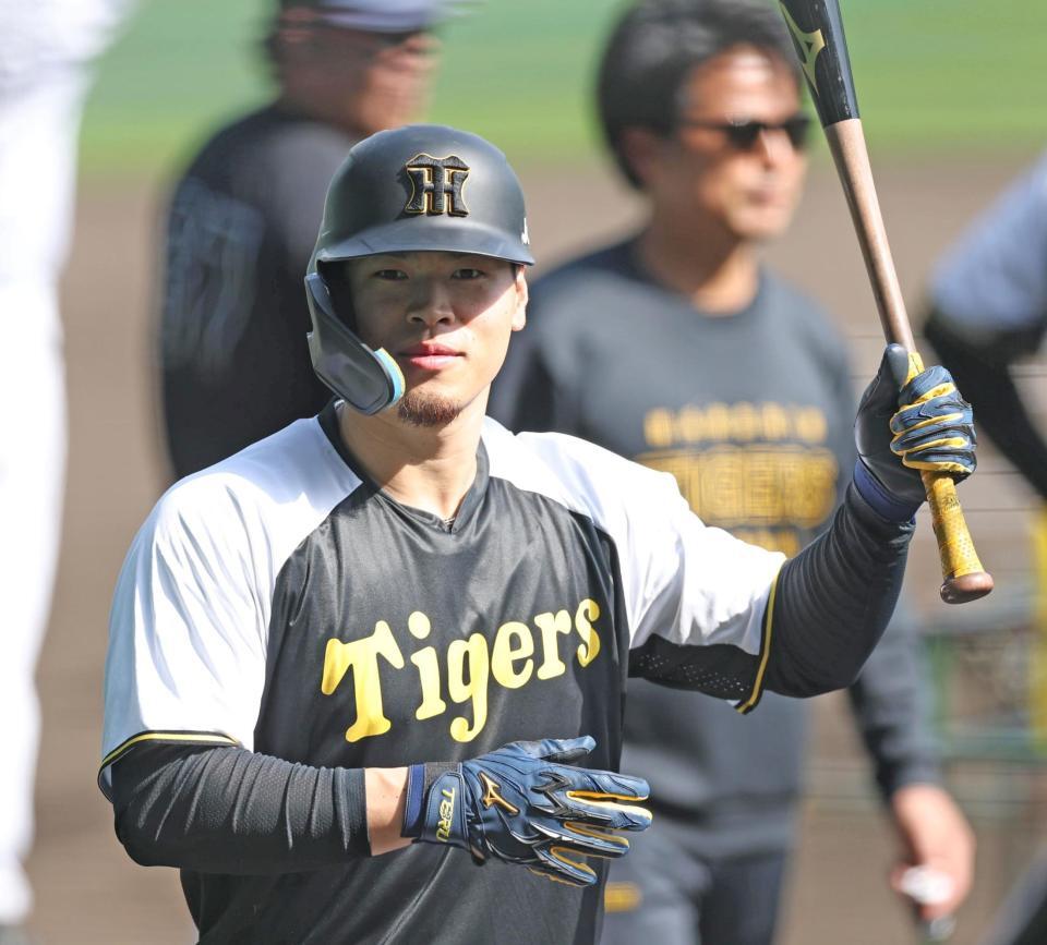 　打撃練習をする佐藤輝（撮影・中田匡峻）