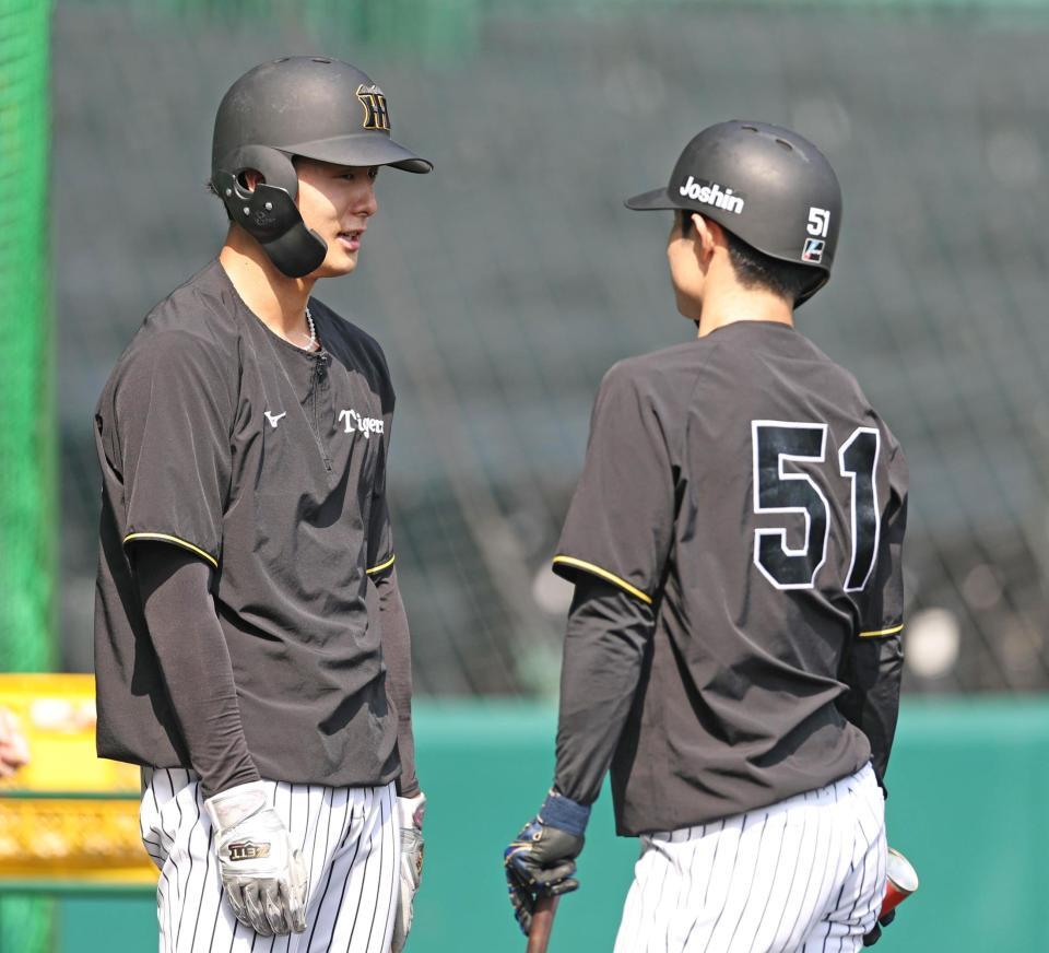 　中野（右）と話す小幡（撮影・中田匡峻）