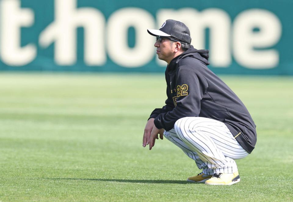 　練習を見つめる藤川監督（撮影・中田匡峻）