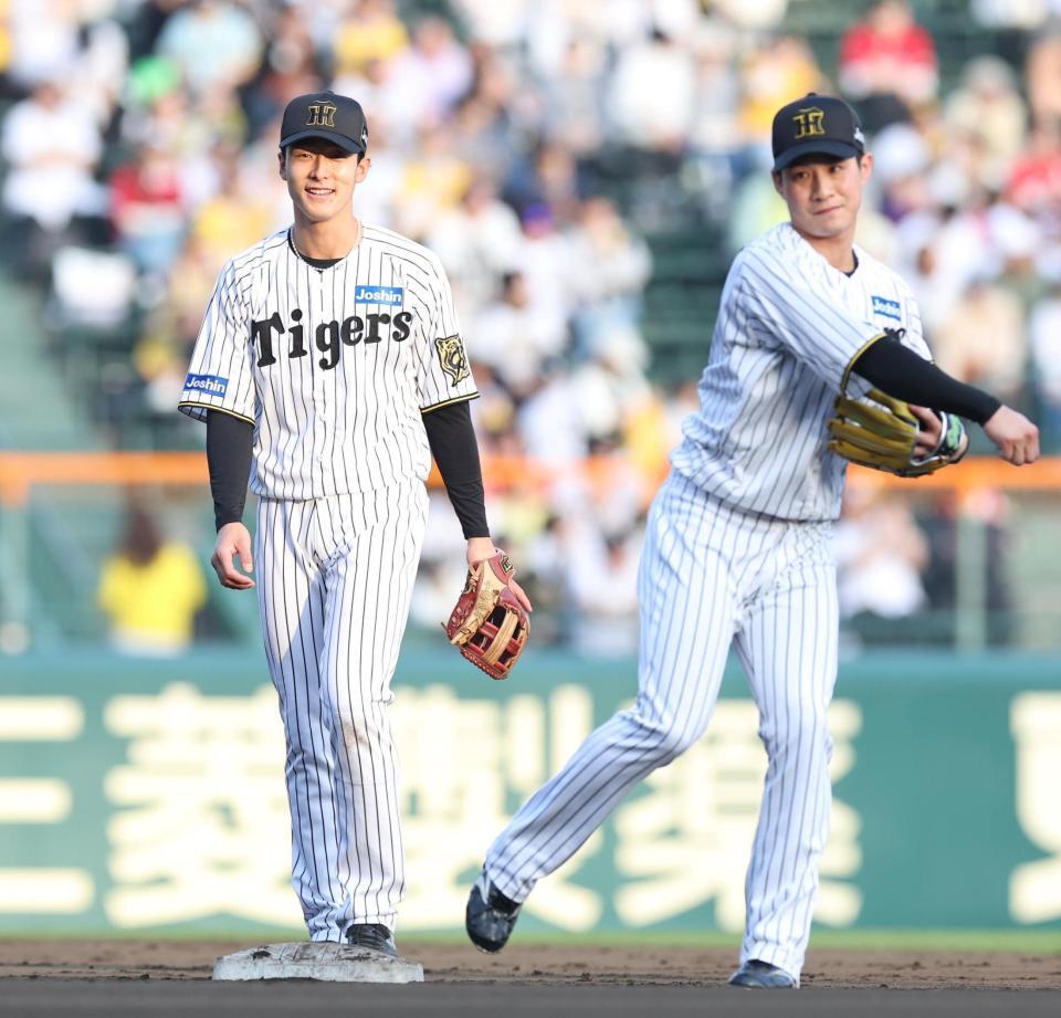 　シートノックを受ける小幡（左）と木浪（撮影・中田匡峻）