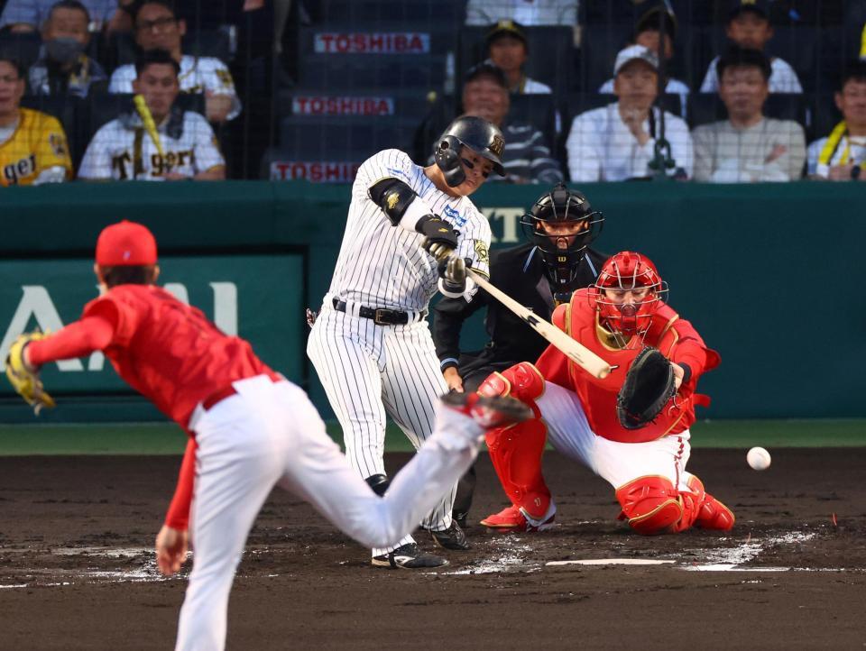 　１回、左前に先制２点適時打を放つ前川（撮影・山口登）