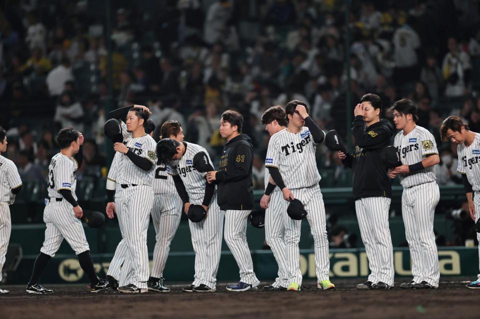 　広島に逆転負けし、あいさつするナイン（撮影・田中太一）