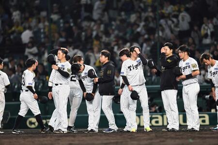 　広島に逆転負けし、あいさつするナイン（撮影・田中太一）