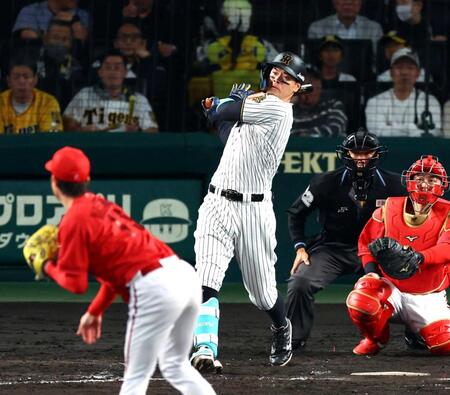　３回、右前打を放つ佐藤輝（撮影・山口登）