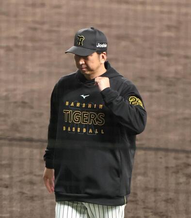 　７回、選手交代を告げてベンチに戻る藤川監督（撮影・北村雅宏）