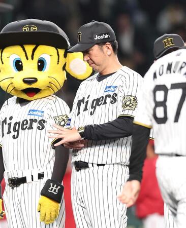 　広島に敗れ、あいさつのためグラウンドに出る藤川監督（撮影・中田匡峻）