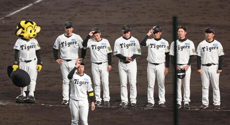 　広島に敗れ、整列する藤川監督（左から２人目）ら（撮影・北村雅宏）