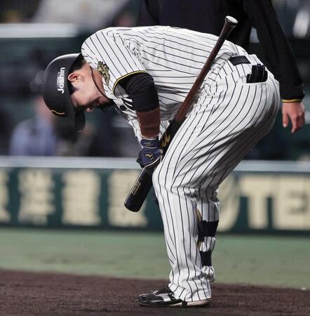 　２回、自打球を足に当てる中野（撮影・田中太一）