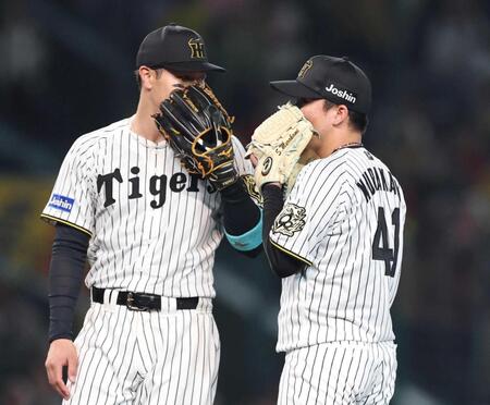 　３回、ボークを取られた村上（右）は佐藤輝から声をかけられる（撮影・中田匡峻）