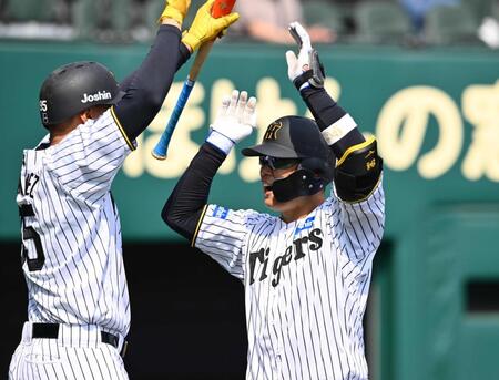 　４回、２ランを放ちヘルナンデス（左）と喜ぶ原口文仁（撮影・西田忠信）