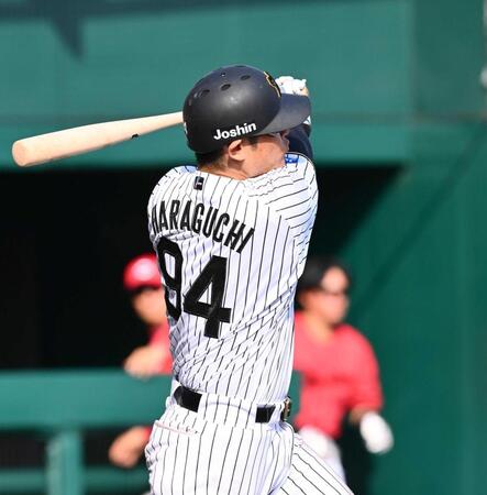 　８回、２点二塁打を放つ原口（撮影・西田忠信）