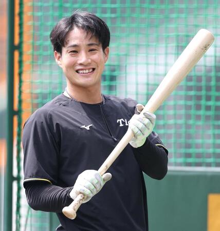 　笑顔を見せる木浪（撮影・中田匡峻）