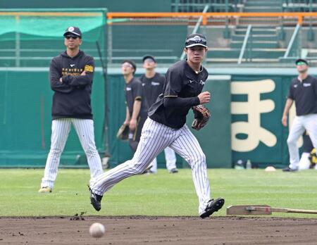 　ノックを受ける中野。奥は藤川監督（撮影・中田匡峻）