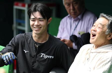 　川藤幸三氏（右）と談笑する中野（撮影・中田匡峻）