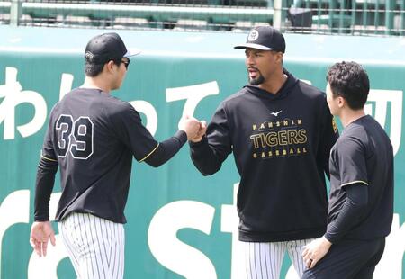 　栄枝（左）とタッチを交わすデュプランティエ（撮影・中田匡峻）