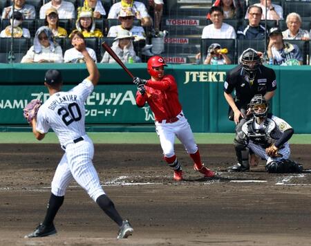 　２回、矢野は先制適時遊内野安打を放つ（投手・デュプランティエ、捕手・坂本）＝撮影・山口登