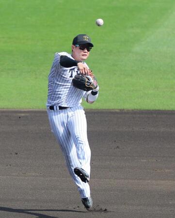 　２回、矢野のゴロをさばいたものの、一塁へ悪送球する木浪。先制点を許す（撮影・北村雅宏）