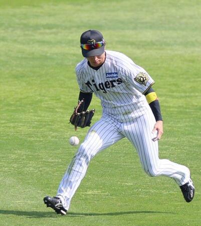 　２回、羽月の適時打処理に、もたつく近本（撮影・北村雅宏）