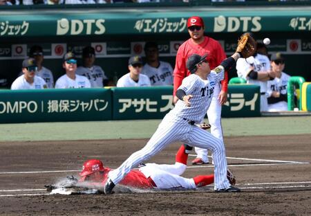 　２回、矢野が遊内野安打で一塁にヘッドスライディングし、大山は木浪からの送球が悪送球になり捕球できず（撮影・山口登）