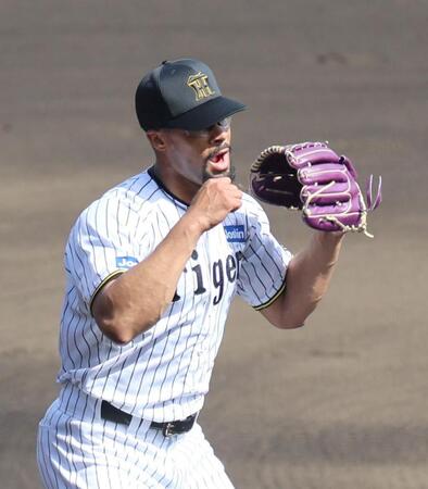 　２回、木浪が矢野のゴロを一塁へ悪送球し、驚いた表情を見せるデュプランティエ（撮影・北村雅宏）