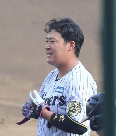 　６回、チャンスで遊ゴロに倒れ、悔しがる大山（撮影・北村雅宏）