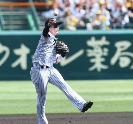 　２回、矢野の打球を悪送球し、追加点を許す木浪（撮影・田中太一）