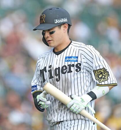 　７回、空振り三振に倒れた木浪（撮影・中田匡峻）