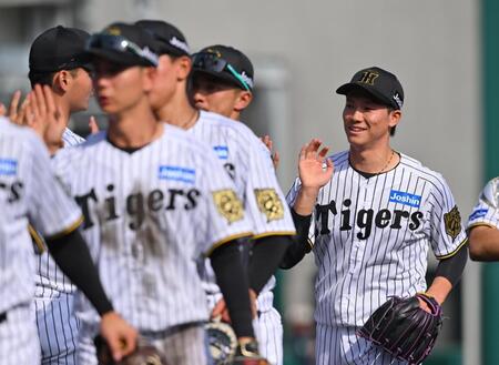 　９回を三者凡退で締め、笑顔を見せる湯浅（右）＝撮影・西田忠信