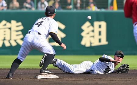 　８回、前川の打球を好捕し、熊谷（左）にトスする山田（撮影・西田忠信）