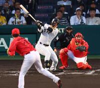 　１回、左前に先制２点適時打を放つ前川（撮影・山口登）