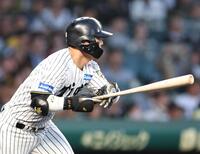 　１回、レフトへ先制の２点適時打を放つ前川（撮影・中田匡峻）