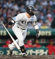 　１回、レフトへ先制の２点適時打を放つ前川（撮影・中田匡峻）