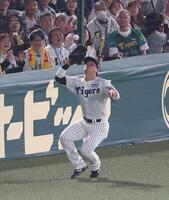 　２回、矢野の左邪飛を捕球する前川（撮影・北村雅宏）