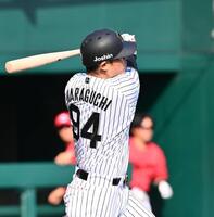 　８回、２点二塁打を放つ原口（撮影・西田忠信）