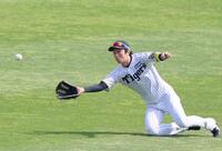 　２回、田村の打球を飛び込んで好捕する近本（撮影・北村雅宏）