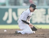 　９回、中村奨の打球を後逸する木浪。３個目の失策を犯す（撮影・田中太一）