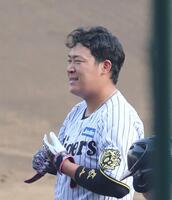 　６回、チャンスで遊ゴロに倒れ、悔しがる大山（撮影・北村雅宏）