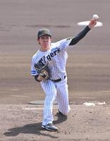 　力投する先発の富田（撮影・西田忠信）