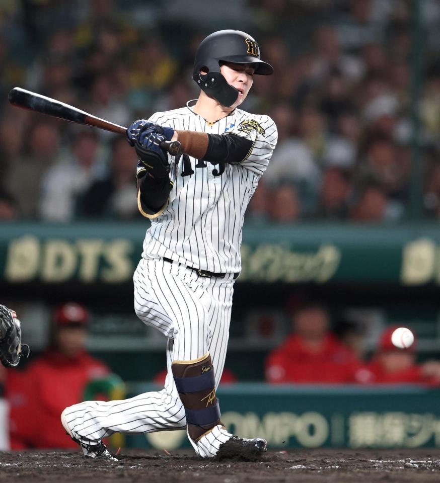 　２回、自打球を受ける中野（撮影・中田匡峻）