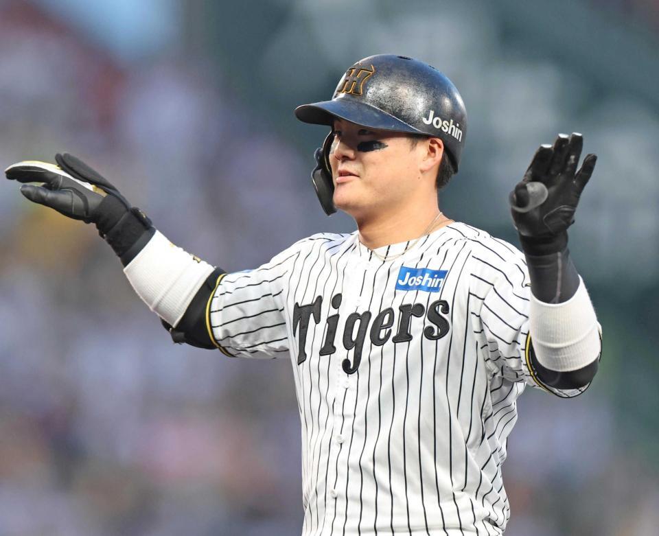 　１回、先制の２点適時打を放ち、塁上でカモメポーズを見せる前川（撮影・中田匡峻）