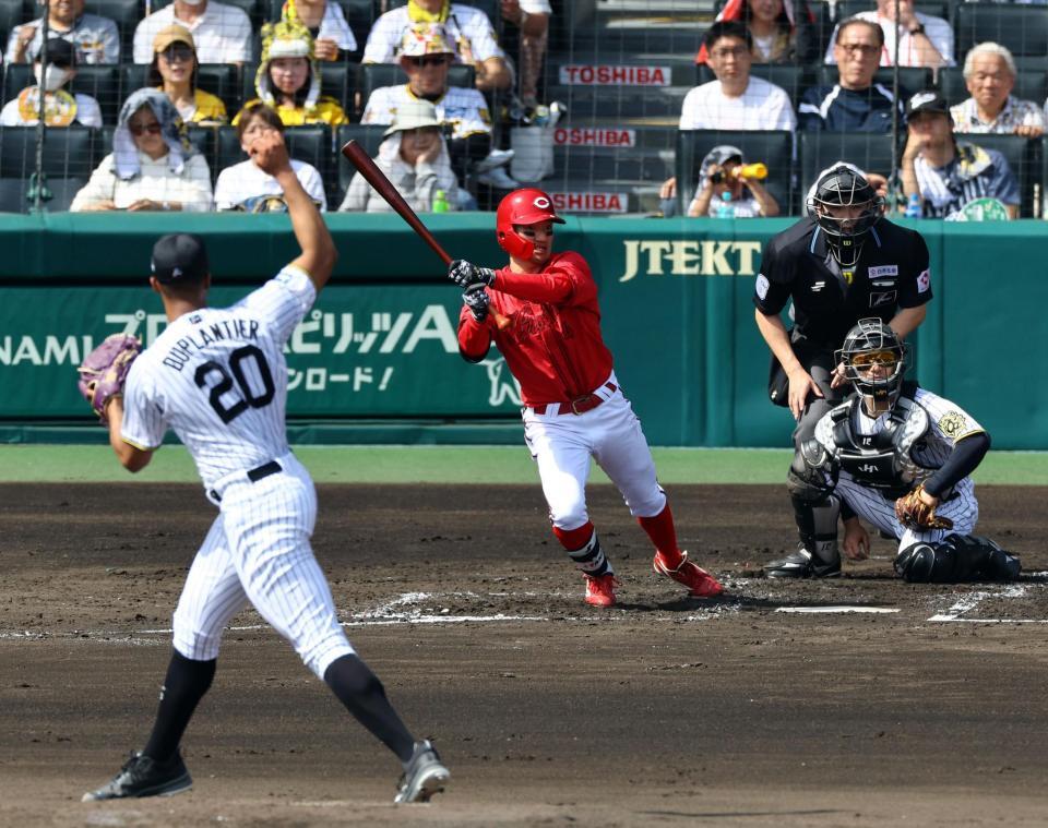 　２回、矢野は先制適時遊内野安打を放つ（投手・デュプランティエ、捕手・坂本）＝撮影・山口登