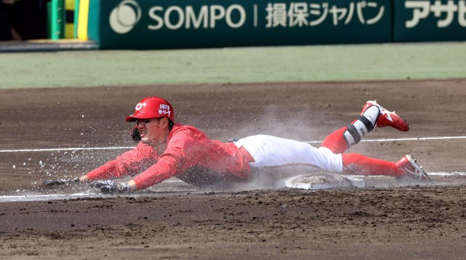 　２回、矢野は先制適時遊内野安打を放ち一塁にヘッドスライディングする（撮影・山口登）