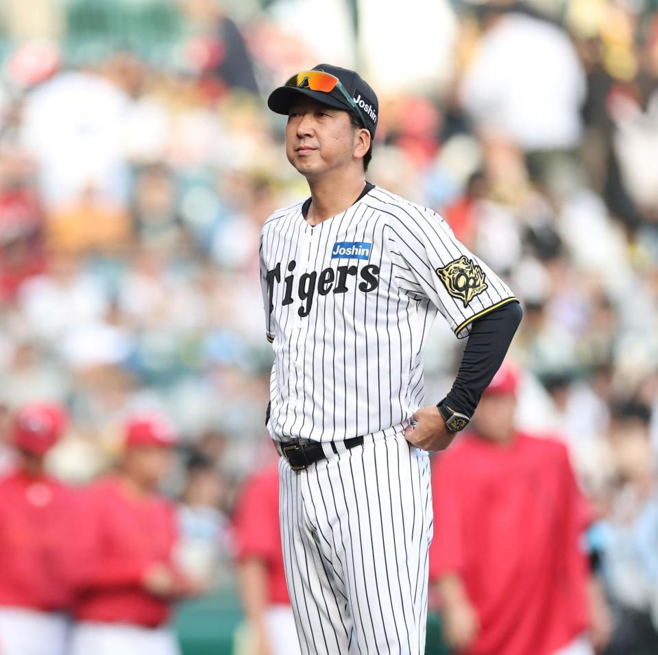 　広島に敗れ、整列に向かう藤川監督（撮影・中田匡峻）