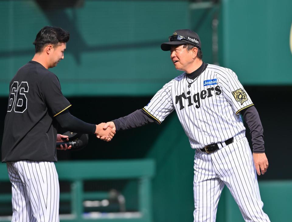 　試合後のスピーチをした津田（左）と握手する平田２軍監督（撮影・西田忠信）