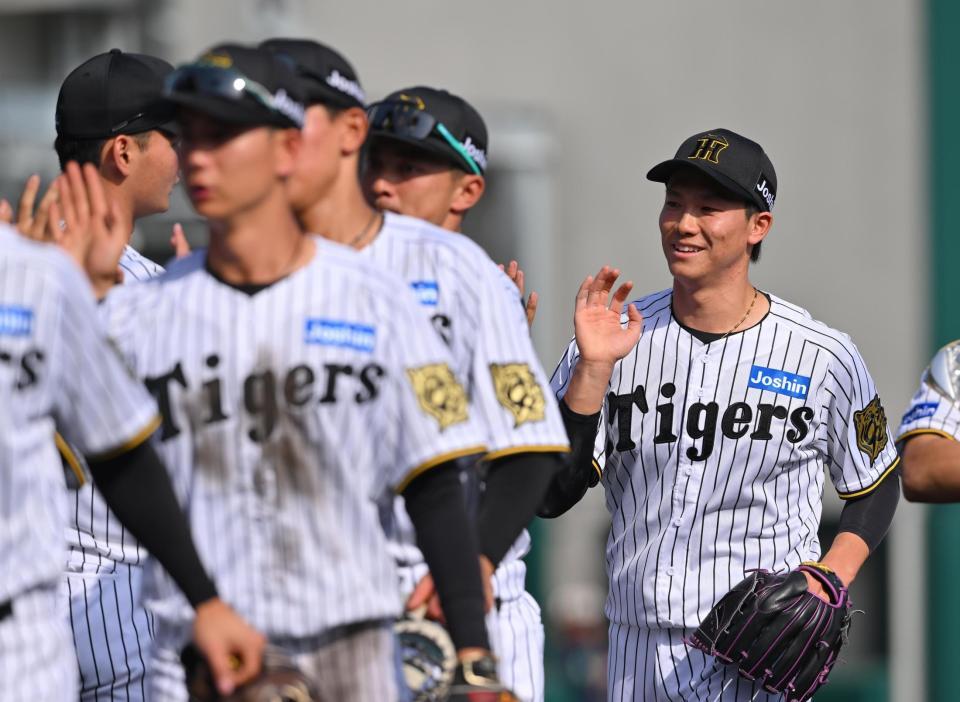 　９回を三者凡退で締め、笑顔を見せる湯浅（右）＝撮影・西田忠信